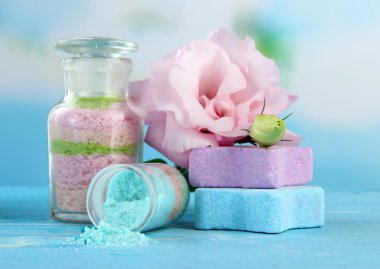 mavi zemin üzerine cam şişelerde aromalı tuzları