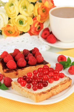 Tablo yakın çekim üzerinde meyveleri lezzetli ekmek