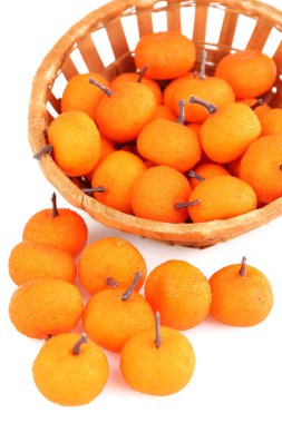 hasır sepet içinde beyaz izole küçük mandalina