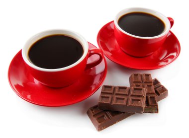 Kırmızı üzerine beyaz izole güçlü kahve ve çikolata barları bardak