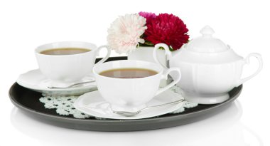 tepsi üzerinde beyaz izole çay bardağı