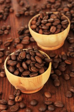ahşap zemin üzerinde kase kahve çekirdekleri