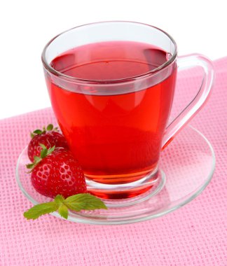 beyaz zemin üzerine masada lezzetli çilek çayı