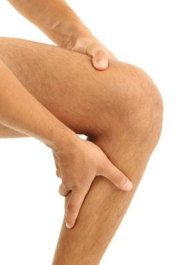 diz ağrısı, üzerinde beyaz izole genç adamla