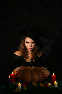 koyu arka plan üzerinde Halloween cadı