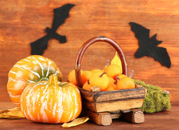 Composizione Halloween su sfondo marrone in legno — Foto Stock