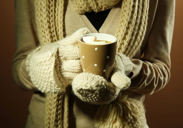 Female hands with hot drink, on color background — Stock Photo, Image