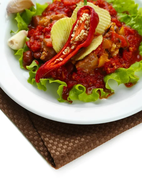 Chili Corn Carne - comida mexicana tradicional, em prato branco, em guardanapo, isolado em branco — Fotografia de Stock