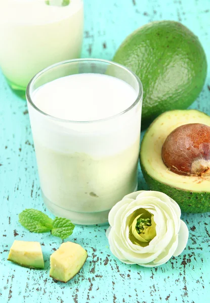 Batido de aguacate fresco sobre fondo de madera — Foto de Stock