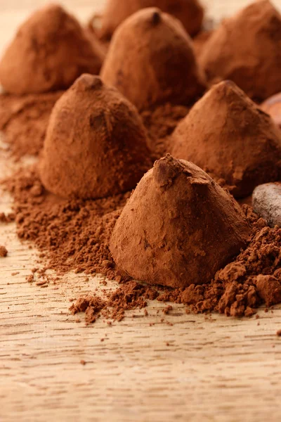 Шоколадные трюфели и какао, на деревянном фоне — стоковое фото