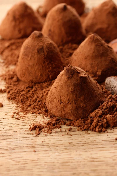 Tartufi di cioccolato e cacao, su fondo di legno — Foto Stock