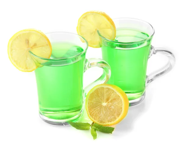 Две прозрачные чашки зеленого чая с мятой и лимоном изолированы на белом — стоковое фото