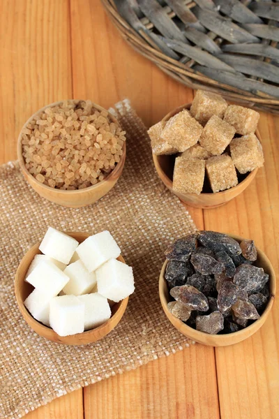 Différents types de sucre dans les bols sur la table close-up — Photo