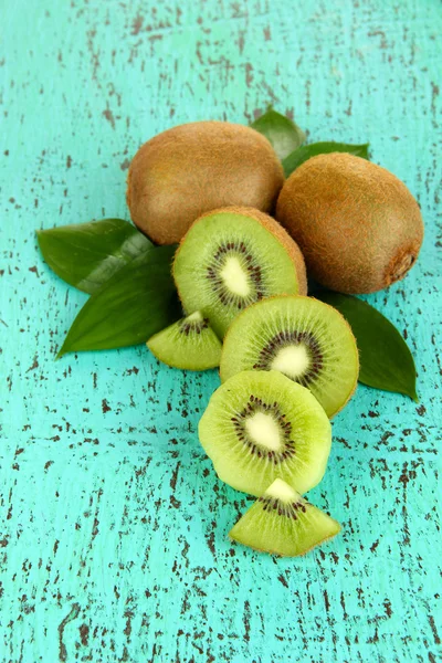 Kiwi mûr sur table en bois bleu close-up — Photo