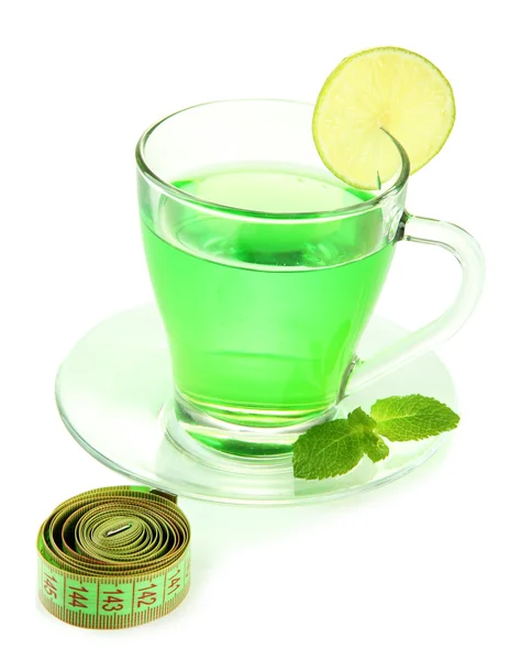 Przezroczyste filiżankę zielonej herbaty i Miara zwijana na białym tle — Zdjęcie stockowe