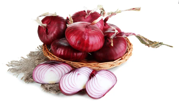 Cebollas rojas frescas aisladas sobre blanco — Foto de Stock