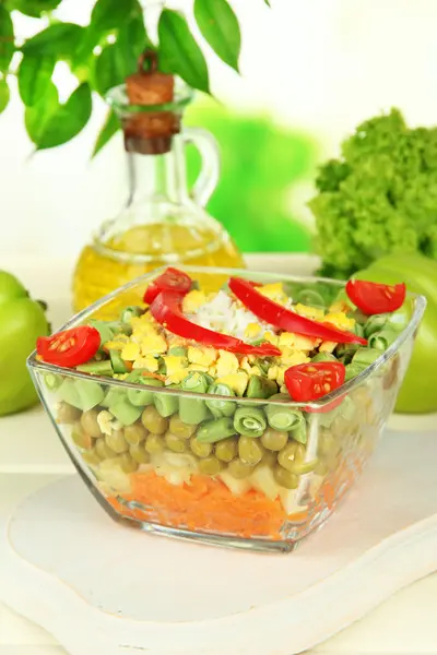 Smakrik sallad med färska grönsaker på träbord — Stockfoto