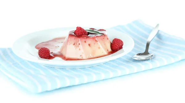 Panna cotta mit Himbeersoße, isoliert auf weiß — Stockfoto