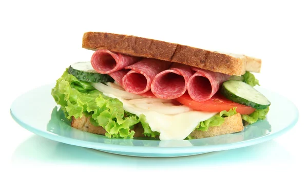 Lekkere sandwich met worst salami en groenten op blauw bord, geïsoleerd op wit — Stockfoto