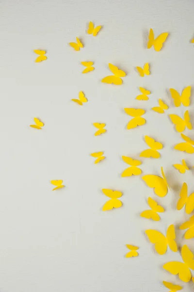 Borboletas de papel amarelo voam — Fotografia de Stock