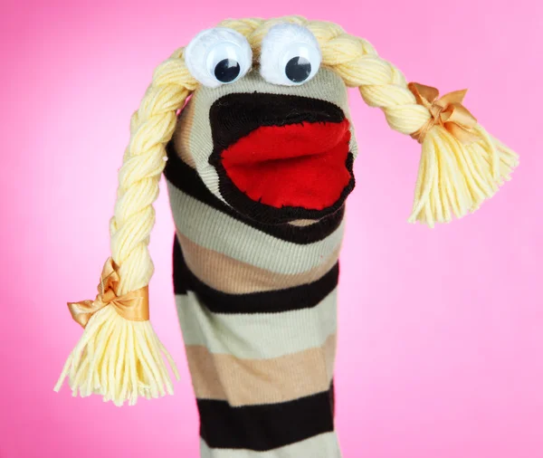 Linda marioneta de calcetín sobre fondo rosa —  Fotos de Stock