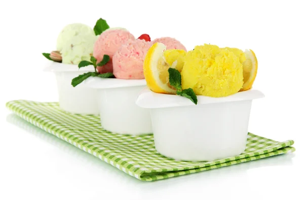 Gustose palette gelato in ciotole, isolate su bianco — Foto Stock