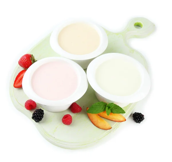 Finom joghurt, gyümölcsök és bogyók elszigetelt fehér — Stock Fotó