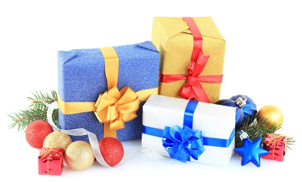 Szép fényes ajándékok és karácsonyi dekoráció, elszigetelt fehér — Stock Fotó