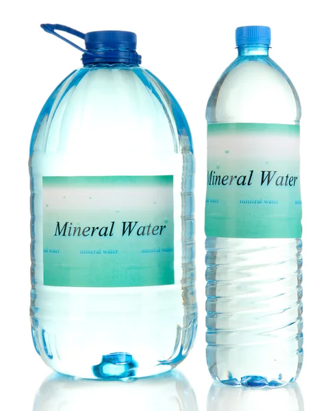 Diferentes botellas de agua con etiqueta aislada en blanco —  Fotos de Stock