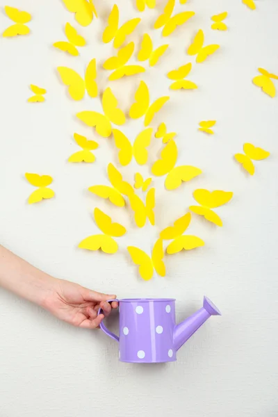 Papier gele vlinders vliegen uit gieter — Stockfoto
