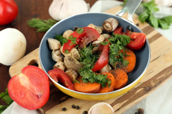 Sliced fresh vegetables in pan on wooden table close-up — Stock Photo, Image