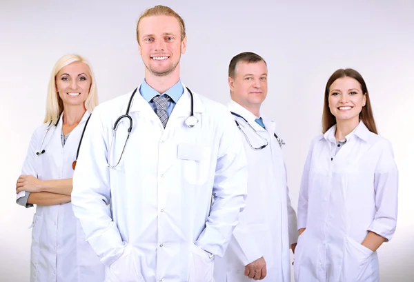 Operai medici su sfondo grigio — Foto Stock