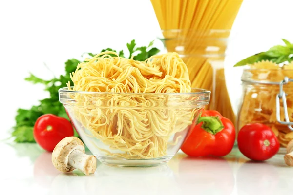Diferentes tipos de pasta con verduras aisladas en blanco —  Fotos de Stock