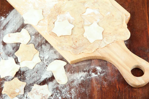 Degen för jul cookies på träplatta på bord — Stockfoto
