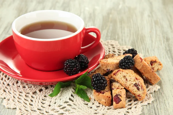 Secangkir teh dengan kue dan blackberry di atas meja close-up — Stok Foto