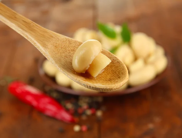 Mushrooms on plate, on wooden background — Stock Photo, Image