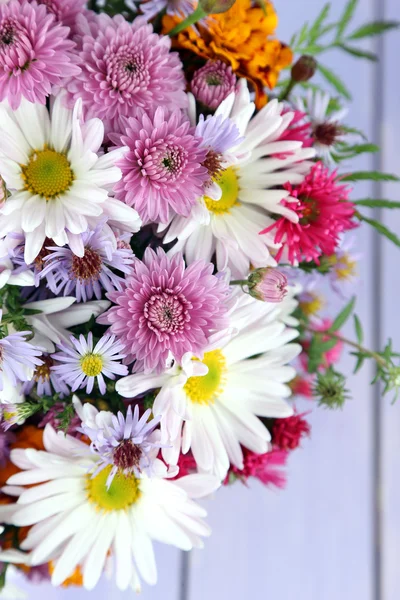 Fleurs sauvages sur table en bois — Photo