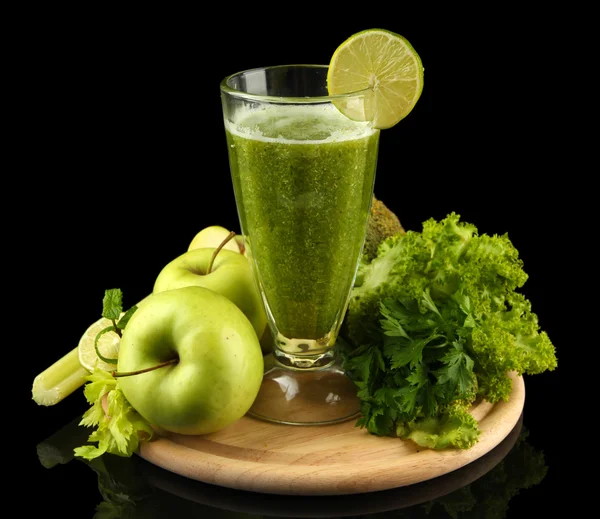 Стакан зеленого овощного сока и овощей изолированы на черном — стоковое фото