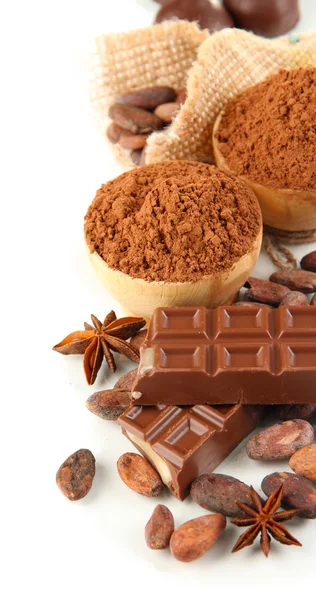 Skład czekolady słodycze, kakao i przyprawy, na białym tle — Zdjęcie stockowe
