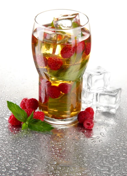 Ledový čaj s malinami a mátou izolovaných na bílém — Stock fotografie