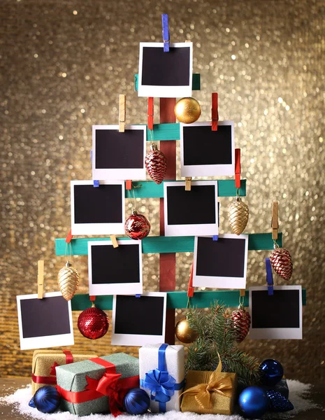 Árbol de abeto hecho a mano de madera con papel fotográfico vacío y decoración de Navidad sobre fondo brillante —  Fotos de Stock