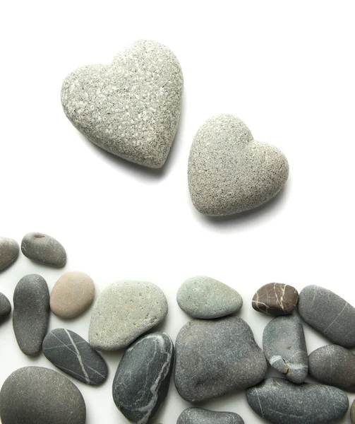 gri taşların üzerinde beyaz izole kalp şeklinde
