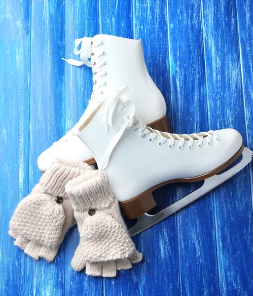 Wool fingerless gloves and skates — Stock Photo, Image