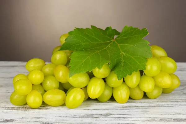 Uvas maduras deliciosas na mesa em fundo cinza — Fotografia de Stock