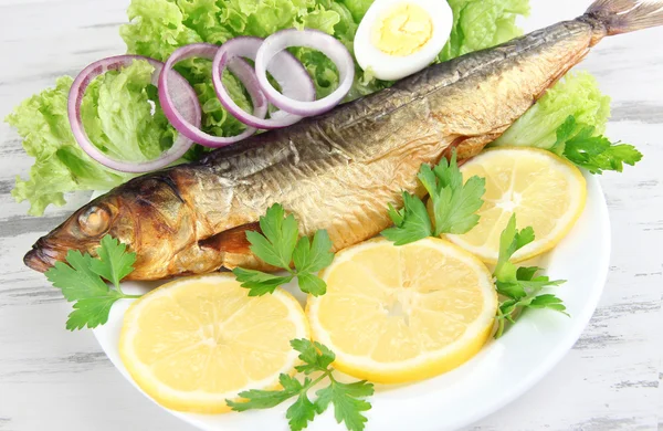 Rökt fisk på plattan på nära håll — Stockfoto