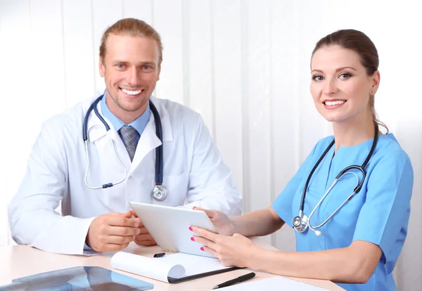 Ärzteteam bei Besprechung im Amt — Stockfoto