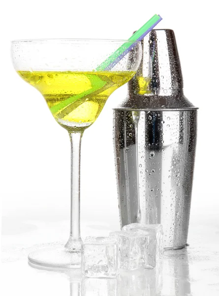 Cocktail shaker et cocktail isolé sur blanc — Photo