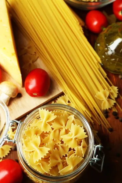 Pasta met olie, kaas en groenten op houten tafel close-up — Stockfoto