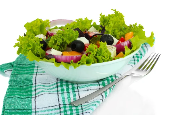 Griechischer Salat auf Teller isoliert auf weißem — Stockfoto