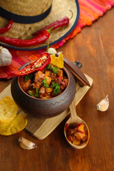 唐辛子トウモロコシ carne - 伝統的なメキシコ料理、ナプキン、木製の背景上に鍋に — ストック写真